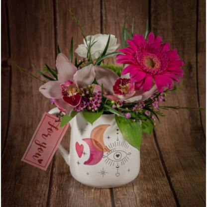 Arte floral en taza decorativa