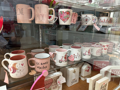 Arte floral en taza decorativa