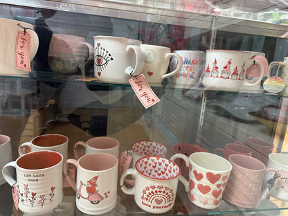 Arte floral en taza decorativa